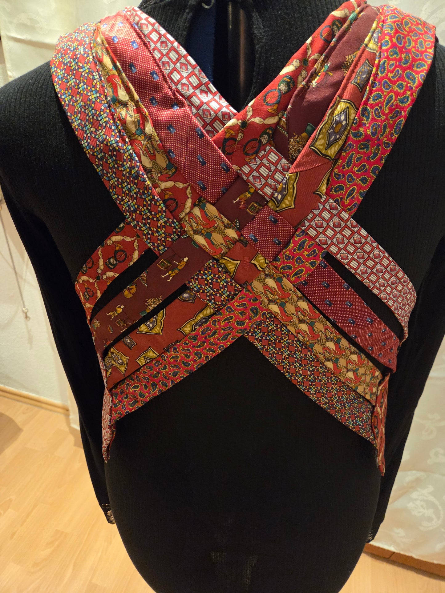 Krawatten-Weste für Damen aus reiner Seide in Rottönen, handgemachtes Upcycling-Unikat. Ansicht von hinten.