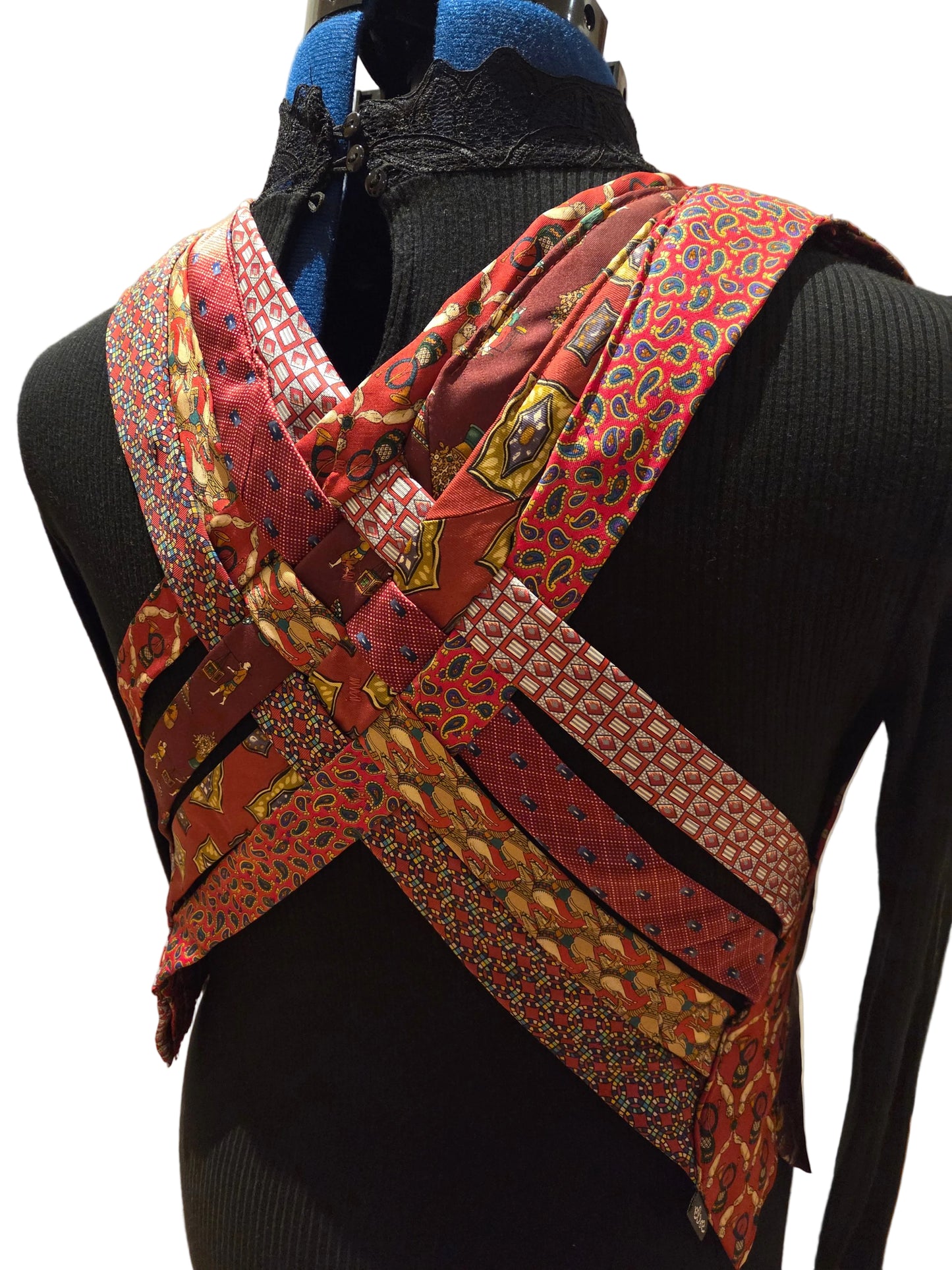 Krawatten-Weste für Damen aus reiner Seide in Rottönen, handgemachtes Upcycling-Unikat. Ansicht von hinten.