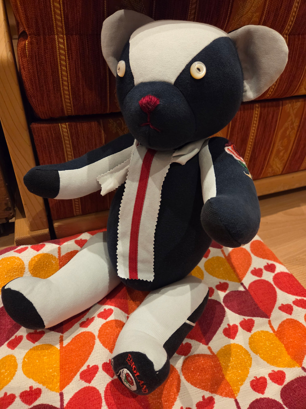 Ein erinnerungsbär mit Gelenken an Armen, Beinen und Kopf aus alten T-Shirts. 52 cm.