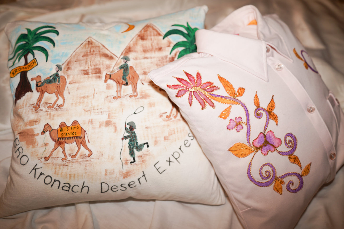 2 dekorative Kissen. Eines  hat einen Bezug aus einem T-Shirt. Das andere hat einen Bezug aus einem Hemd genäht.