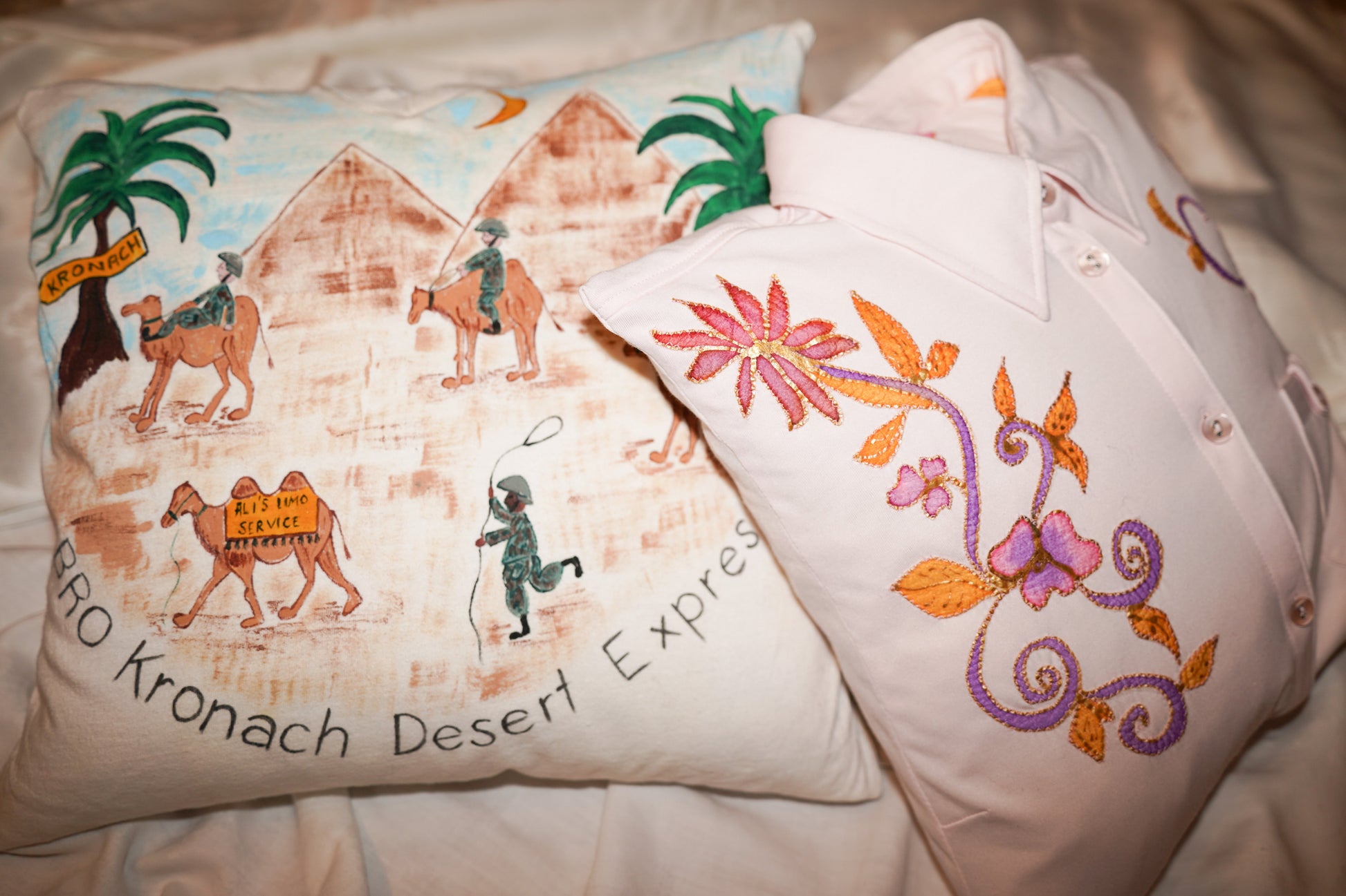 2 dekorative Kissen. Eines  hat einen Bezug aus einem T-Shirt. Das andere hat einen Bezug aus einem Hemd genäht.