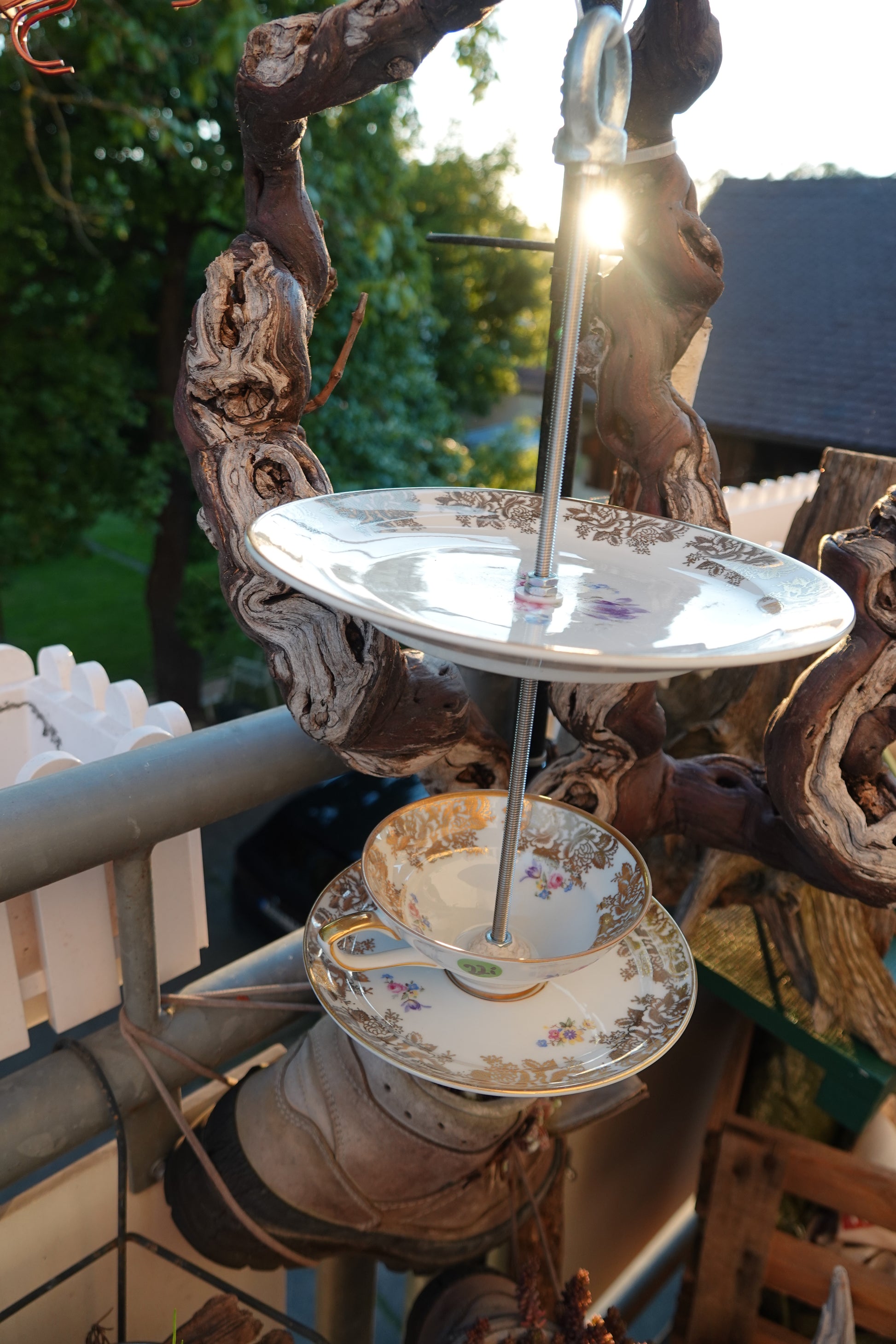 Handgemachte Vogelfutter-Etagere aus Vintage-Tasse und Porzellanteller, verbunden mit Edelstahlstange zum Aufhängen.