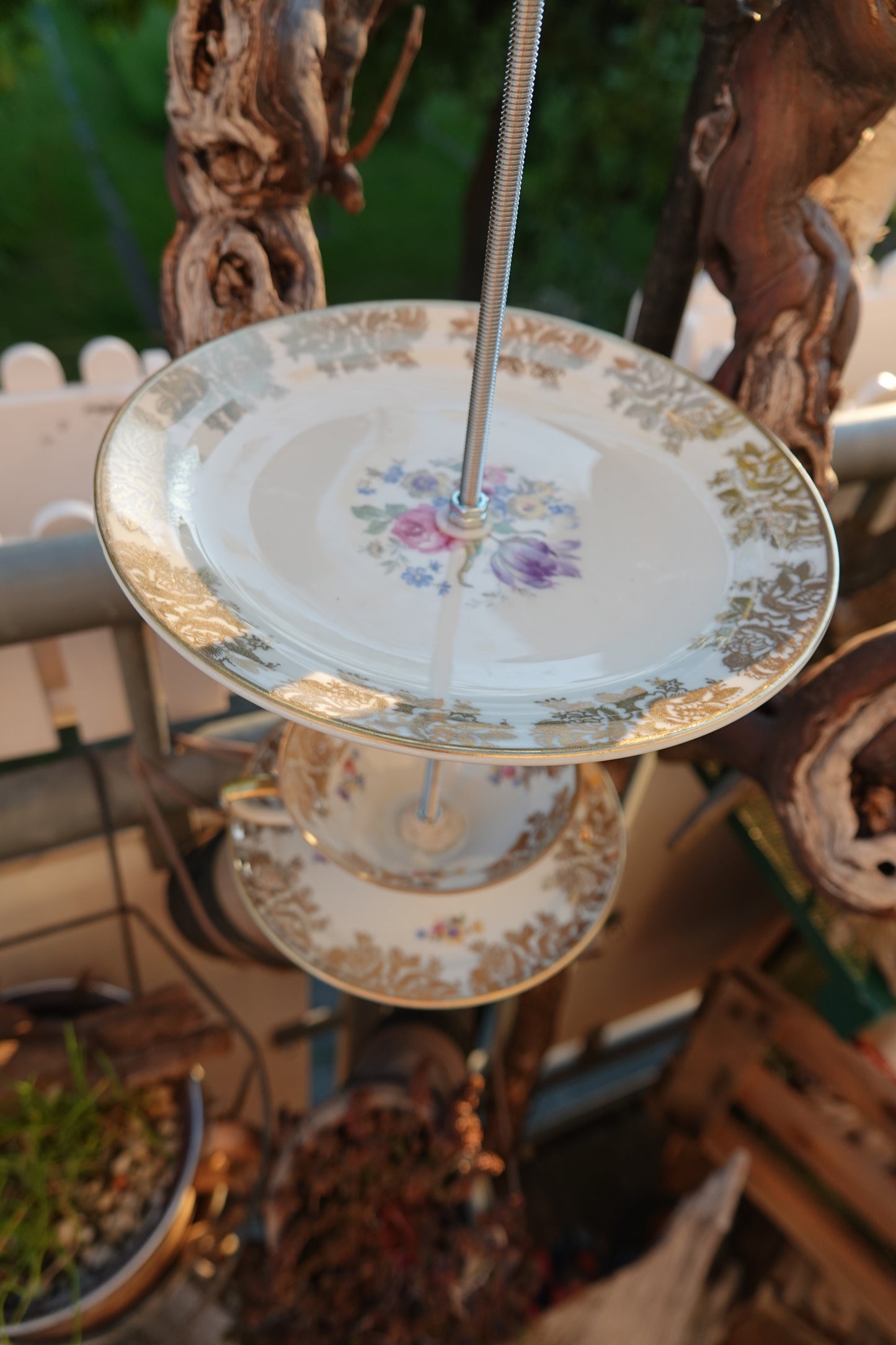 Handgemachte Vogelfutter-Etagere aus Vintage-Tasse und Porzellanteller, verbunden mit Edelstahlstange zum Aufhängen.
