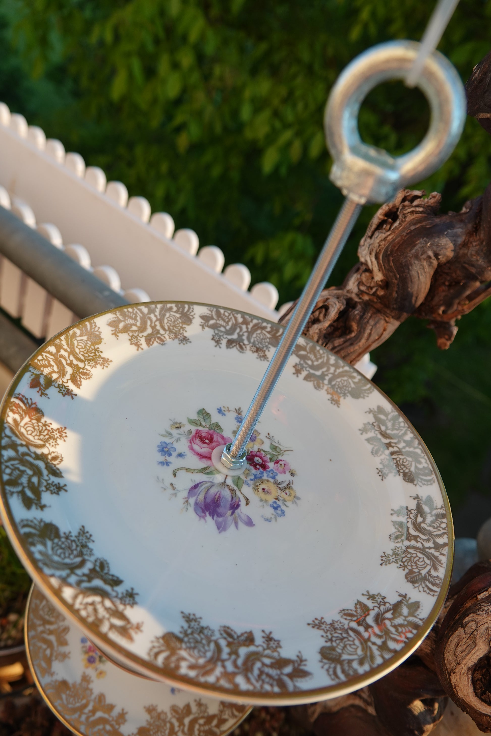 Handgemachte Vogelfutter-Etagere aus Vintage-Tasse und Porzellanteller, verbunden mit Edelstahlstange zum Aufhängen.
