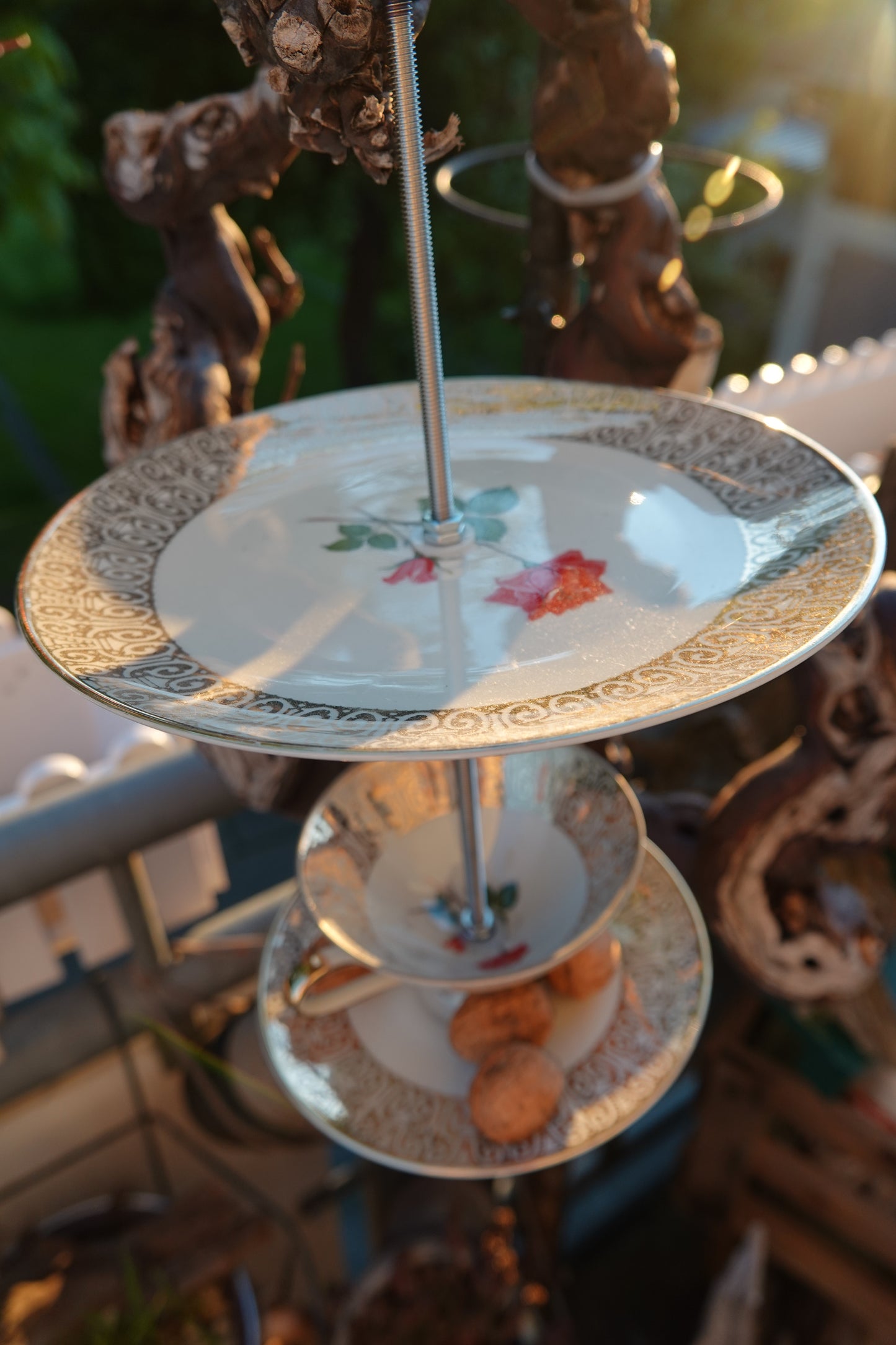 Handgemachte Vogelfutter-Etagere aus Vintage-Tasse und Porzellanteller, verbunden mit Edelstahlstange zum Aufhängen.