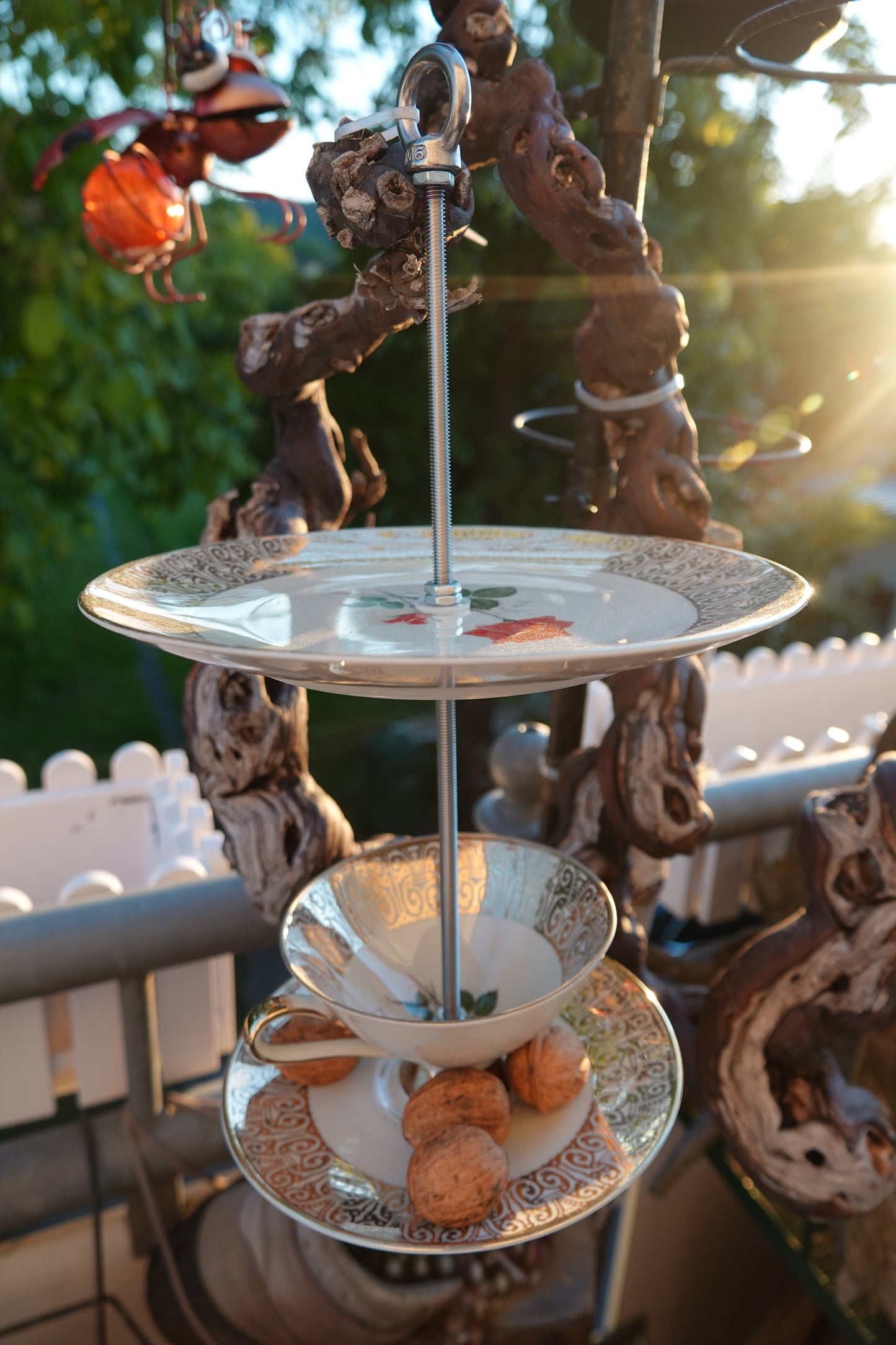 Handgemachte Vogelfutter-Etagere aus Vintage-Tasse und Porzellanteller, verbunden mit Edelstahlstange zum Aufhängen.
