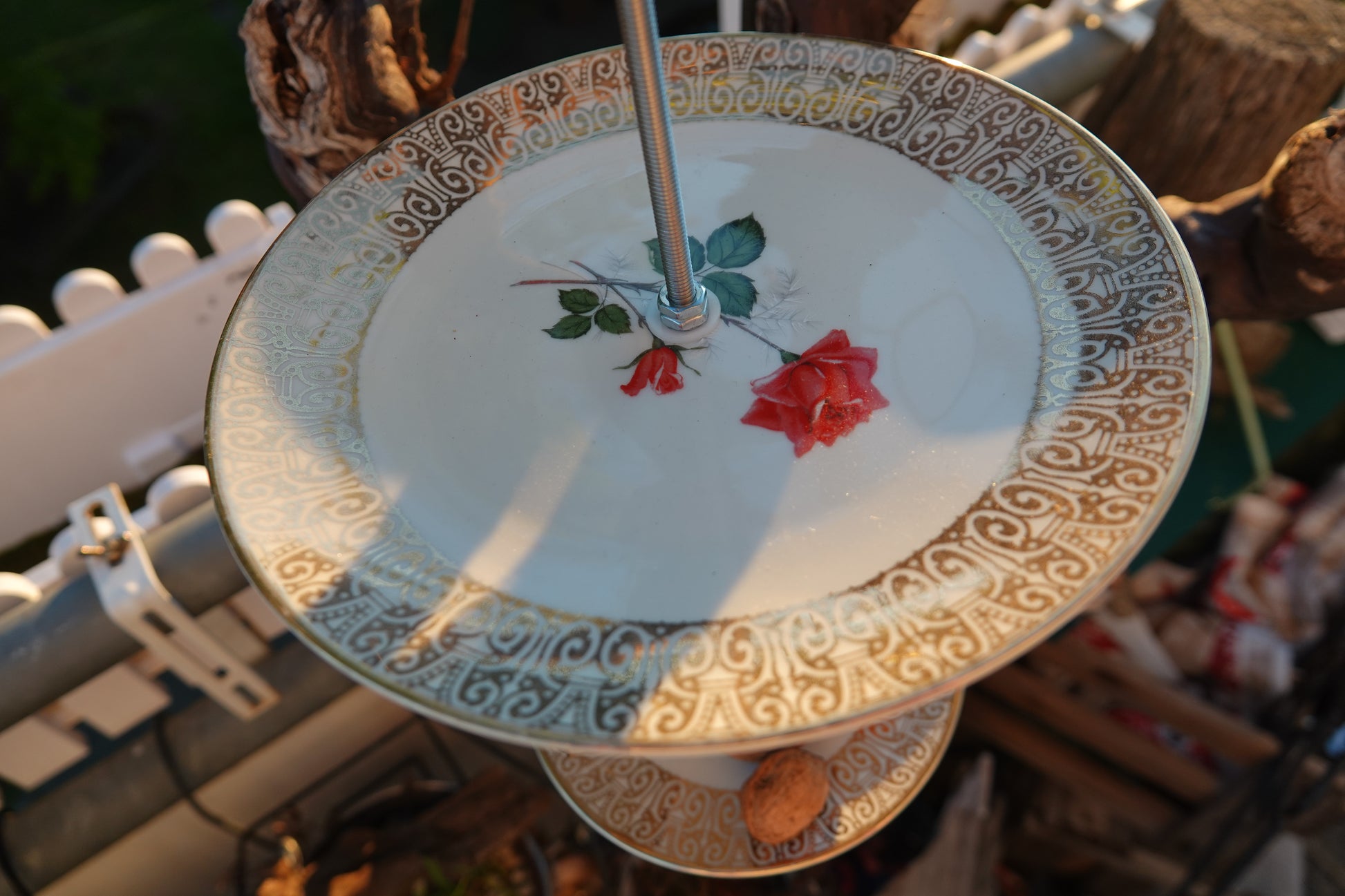 Handgemachte Vogelfutter-Etagere aus Vintage-Tasse und Porzellanteller, verbunden mit Edelstahlstange zum Aufhängen.