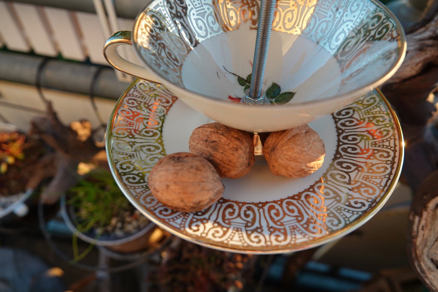 Handgemachte Vogelfutter-Etagere aus Vintage-Tasse und Porzellanteller, verbunden mit Edelstahlstange zum Aufhängen.