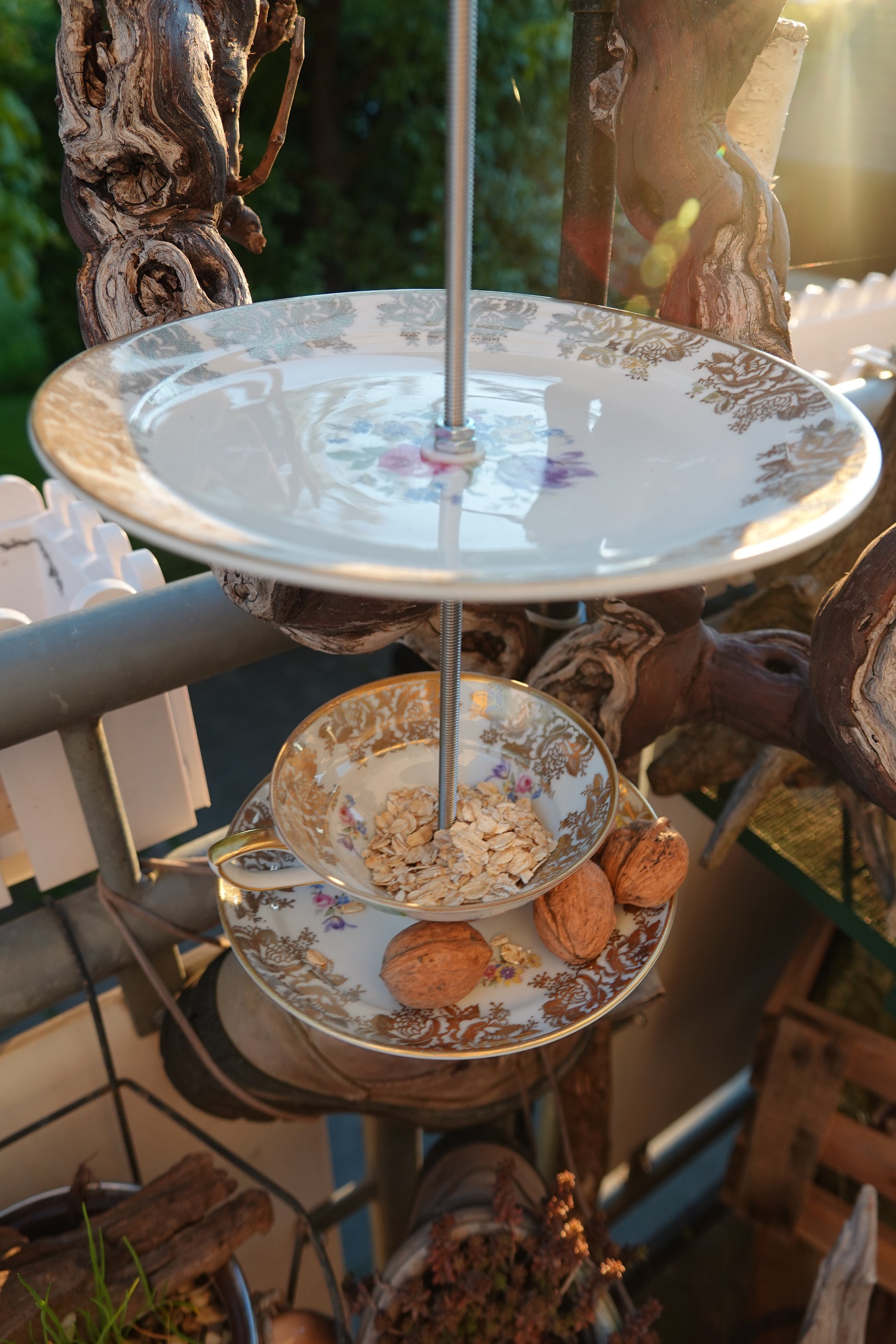 Handgemachte Vogelfutter-Etagere aus Vintage-Tasse und Porzellanteller, verbunden mit Edelstahlstange zum Aufhängen.
