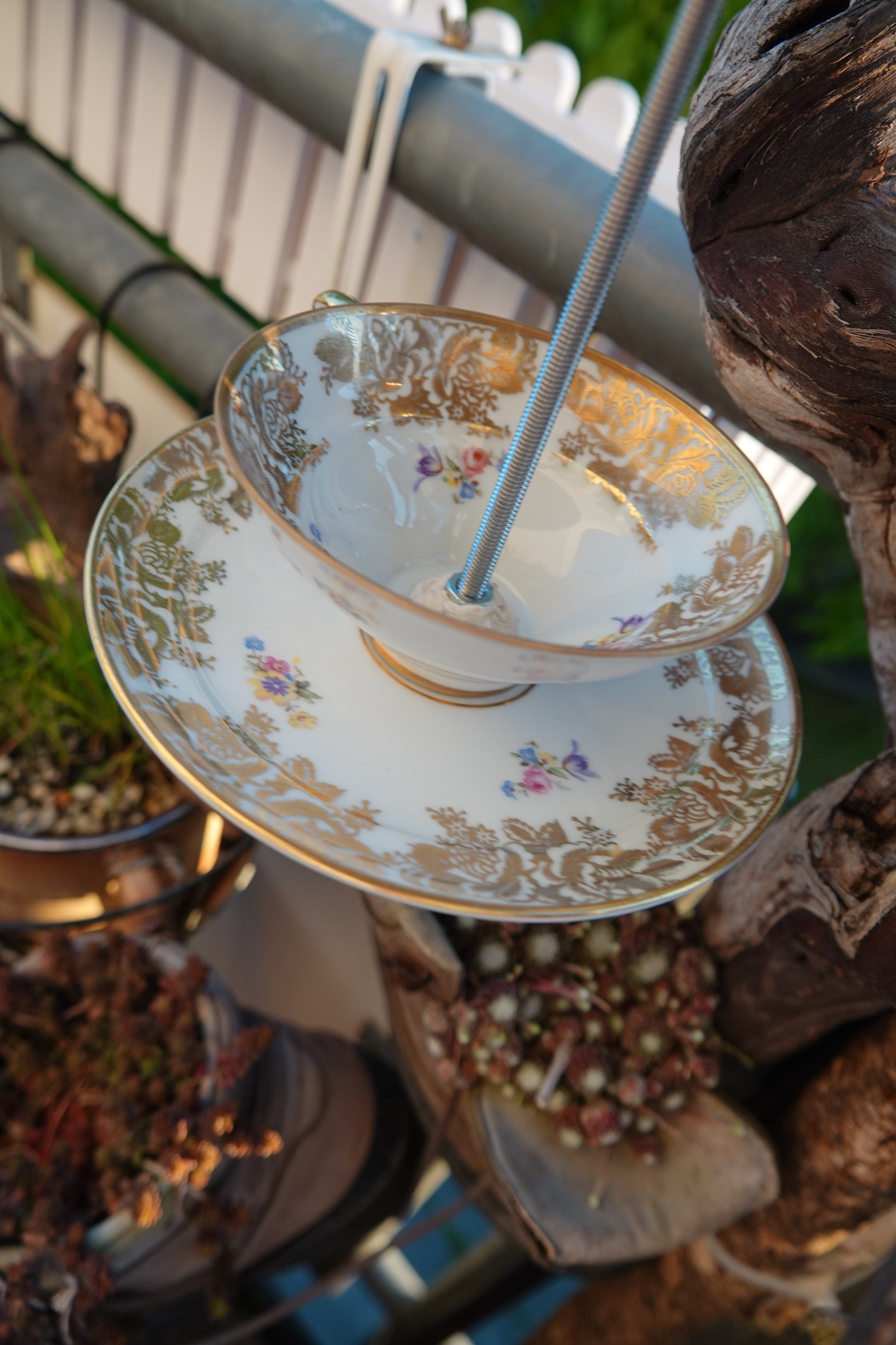 Handgemachte Vogelfutter-Etagere aus Vintage-Tasse und Porzellanteller, verbunden mit Edelstahlstange zum Aufhängen.