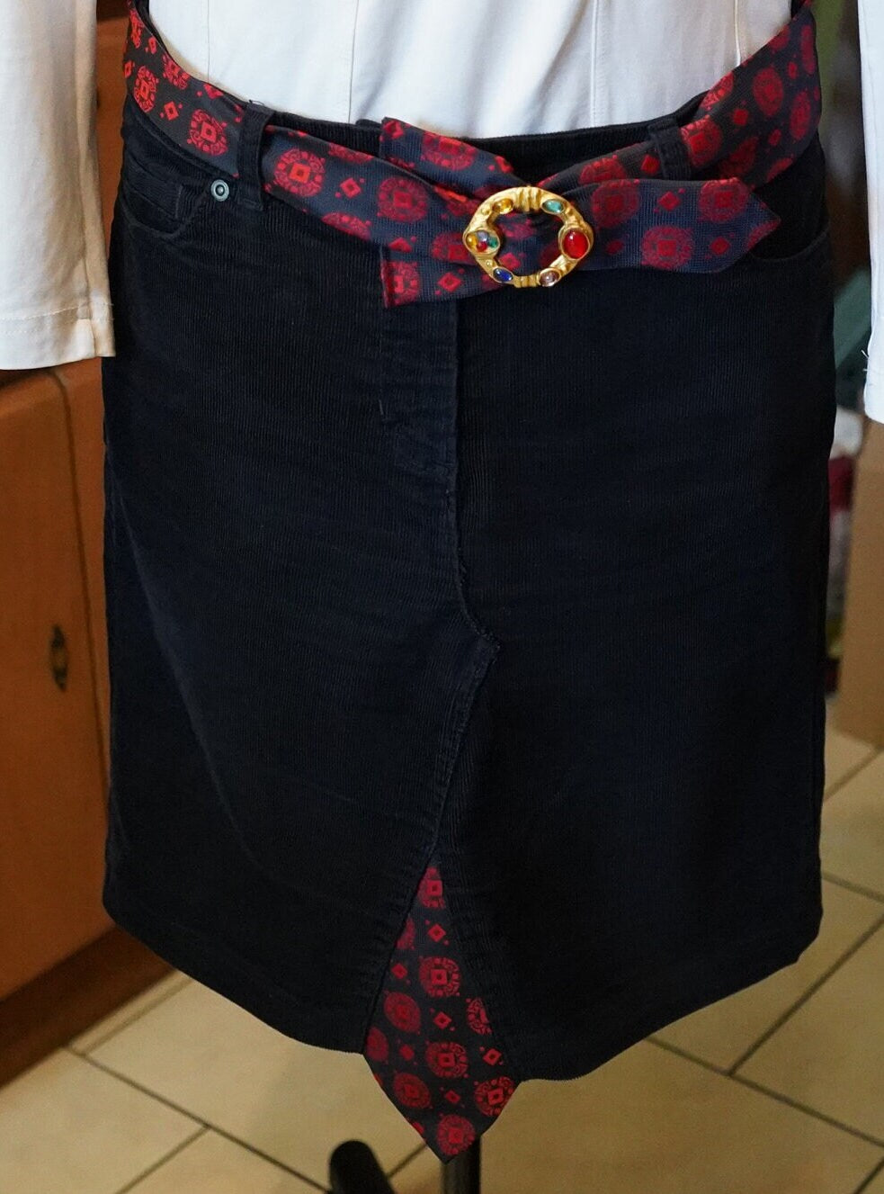 Upcycling-Rock aus Cord mit Krawatte – einzigartiges Einzelstück