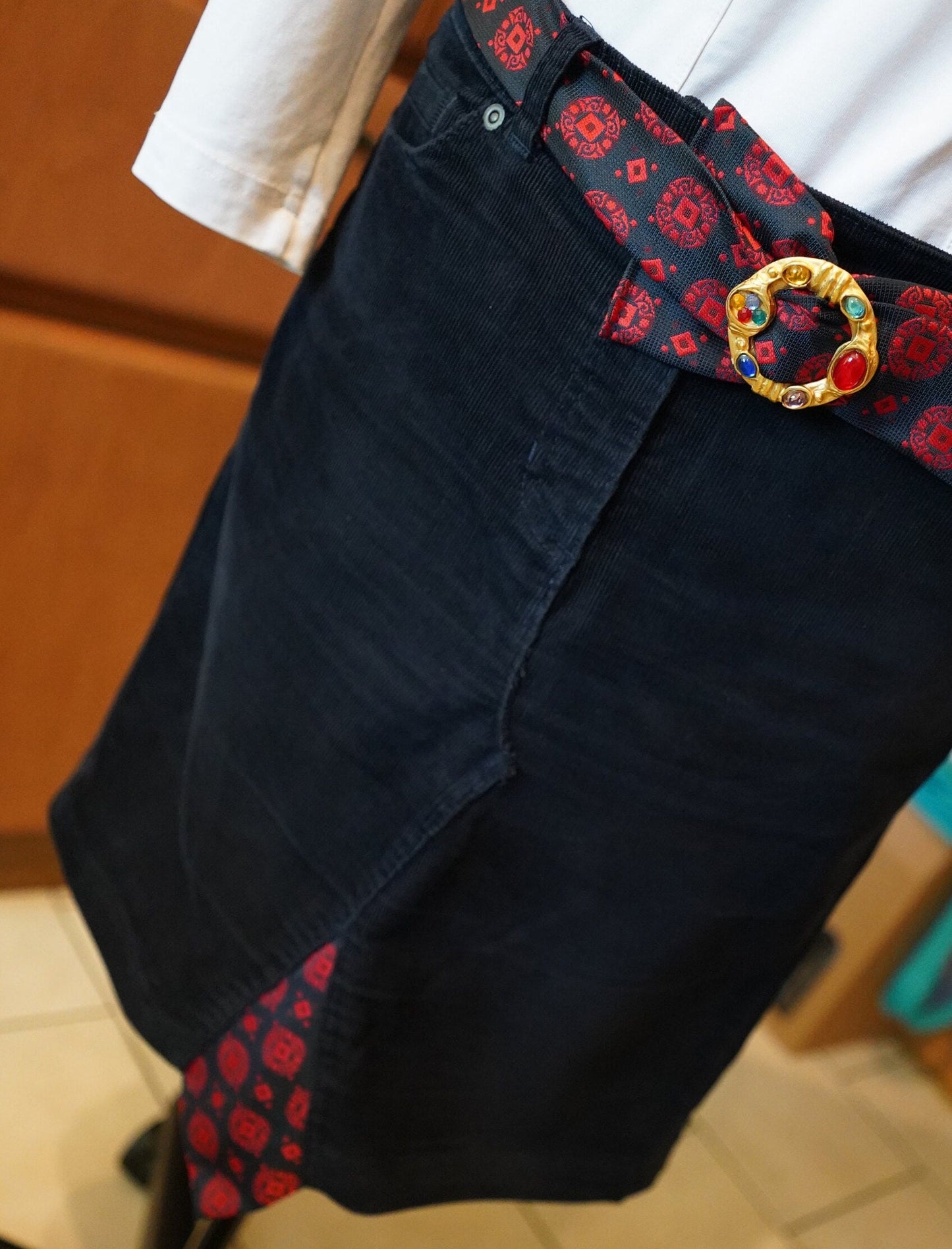 Upcycling-Rock aus Cord mit Krawatte – einzigartiges Einzelstück